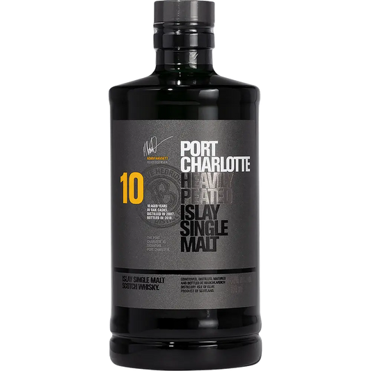 Black bottle of Port Charlotte 10-year-old重型单麦芽威士忌 on a white background